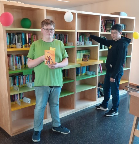 Schüler präsentieren die Bücherei