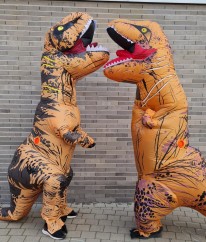 Zwei Schüler in lebensgroßen Dinosaurierkostümen