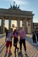 Zu sehen sind, zwei Schüler mit einem verkleideten Mann vor dem Berliner Tor.