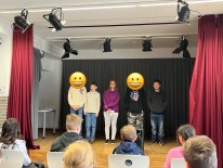 Schüler auf der Bühne beim Vorlesewettbewerb